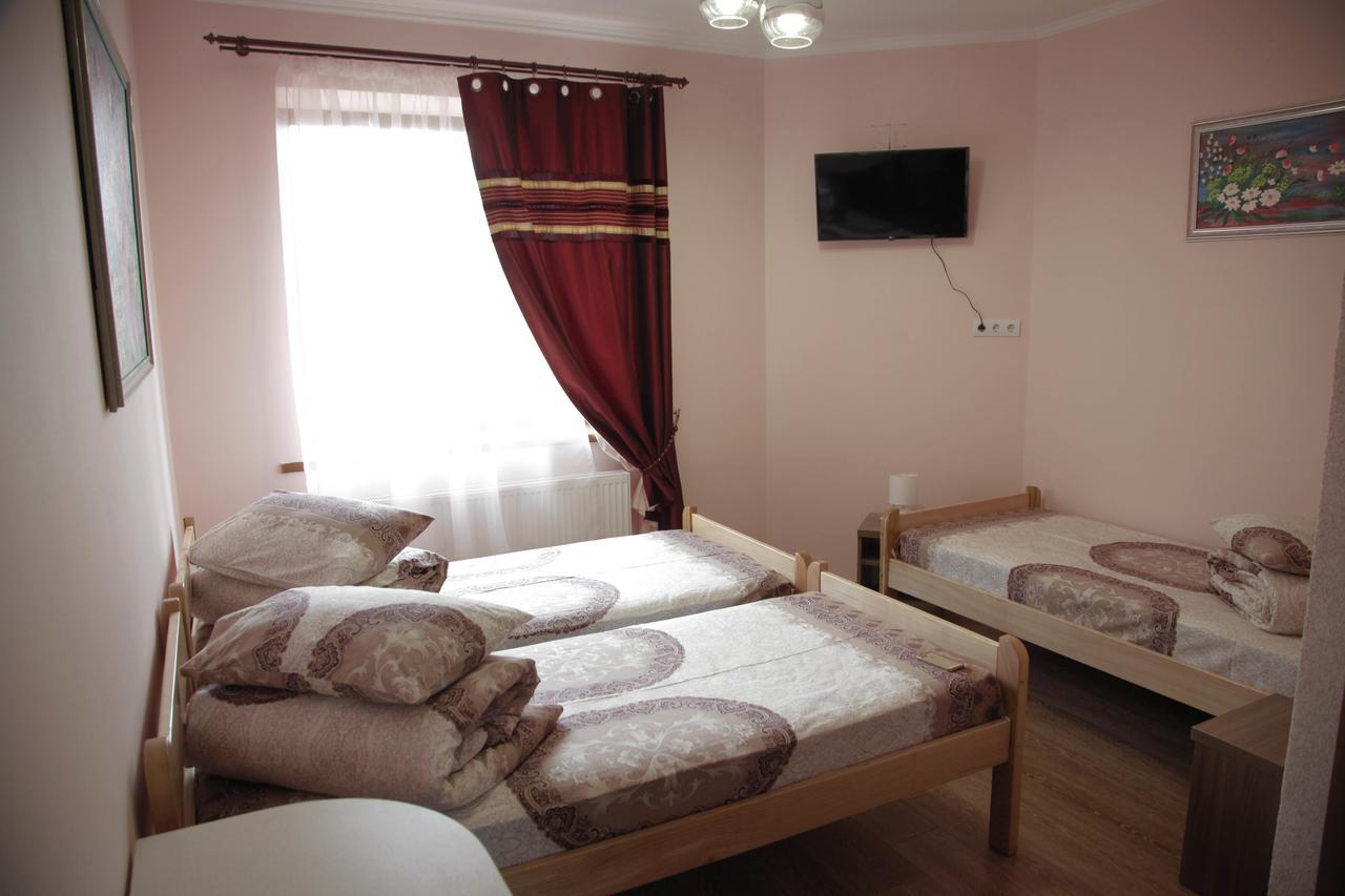 Hotel Alekselena à Malekhuv Extérieur photo