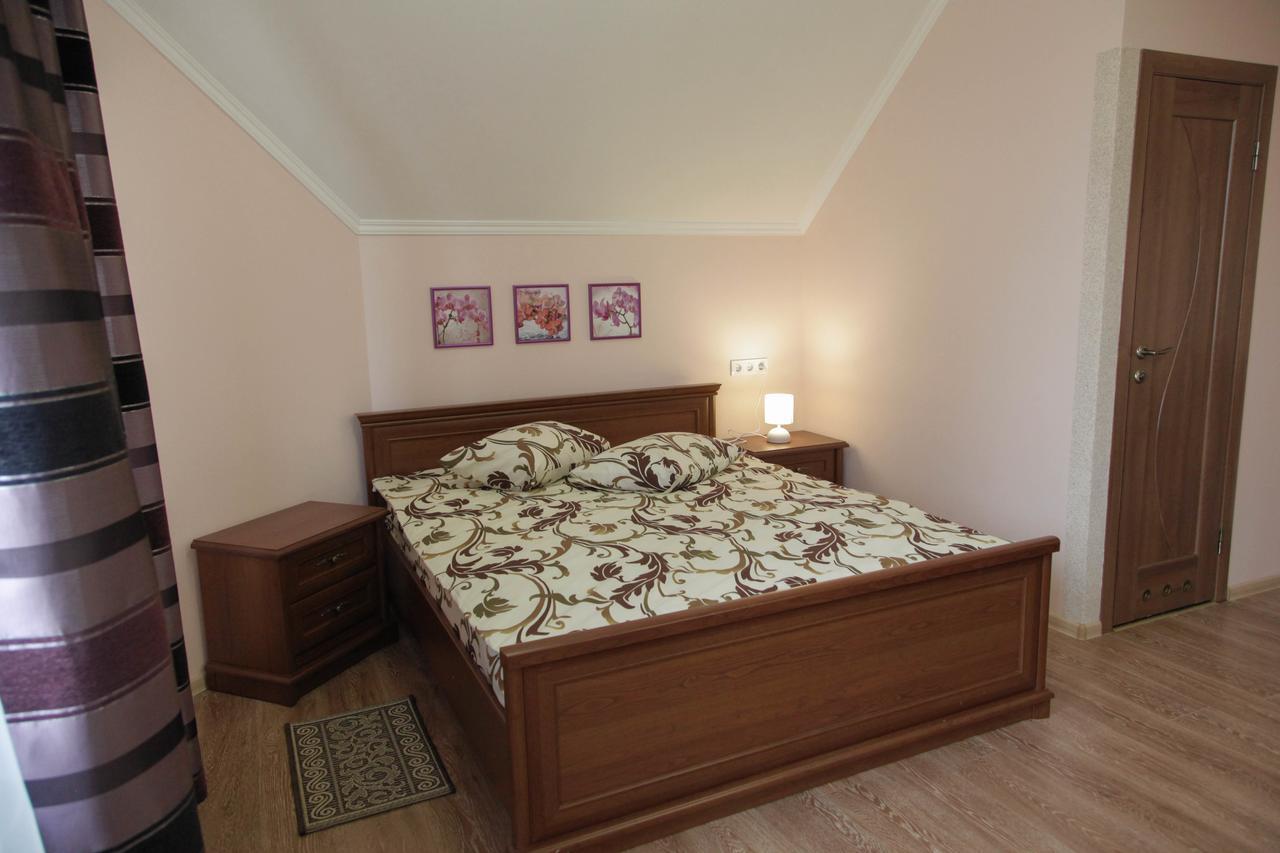 Hotel Alekselena à Malekhuv Extérieur photo